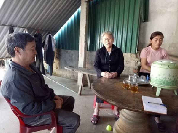 Bà Nguyễn Thị Hiền (áo đen) đang chia sẻ những khó khăn trong việc xin đất ở nhiều năm qua.