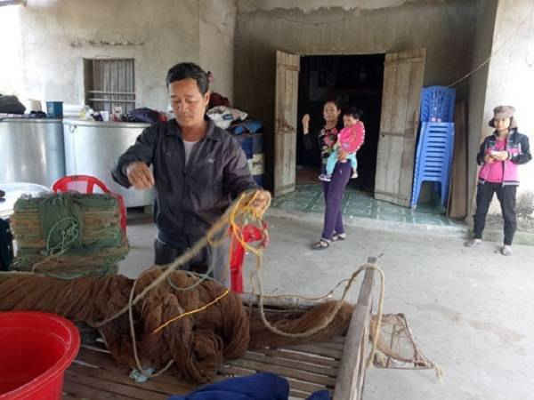Gia đình ông Nguyễn Văn Thọ ngày ngày vẫn “ở nhờ” trong ngôi nhà tạm của người em họ làm trang trại sát bờ sông Lam