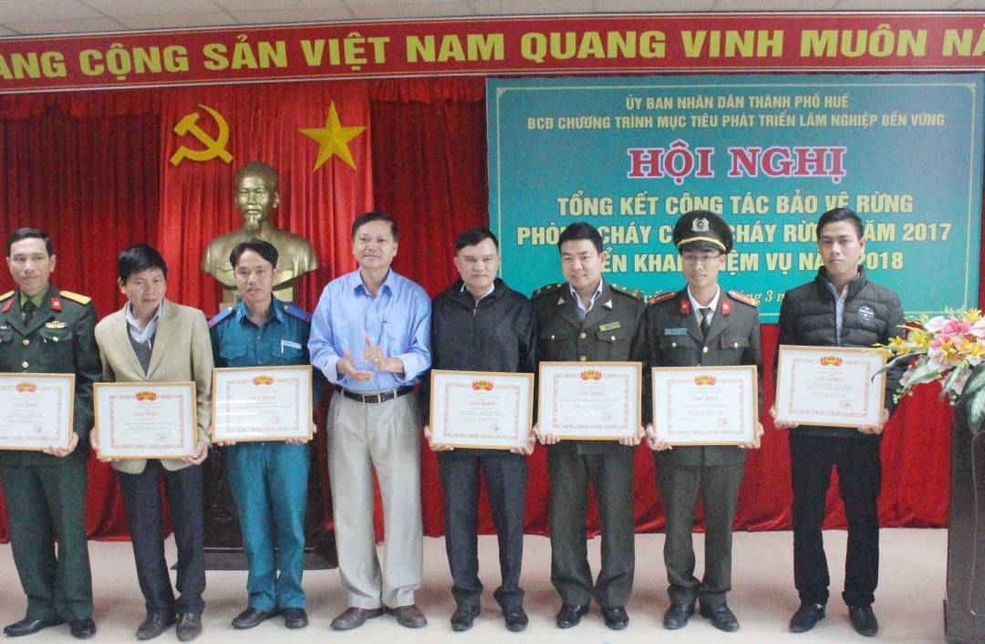 Khen thưởng những cá nhân và đơn vị xuất sắc trong công tác bảo vệ rừng...