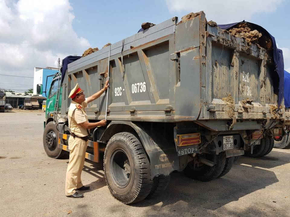 CSGT tỉnh Quảng Nam đang tiến hành kiểm tra thành thùng xe tải vi phạm