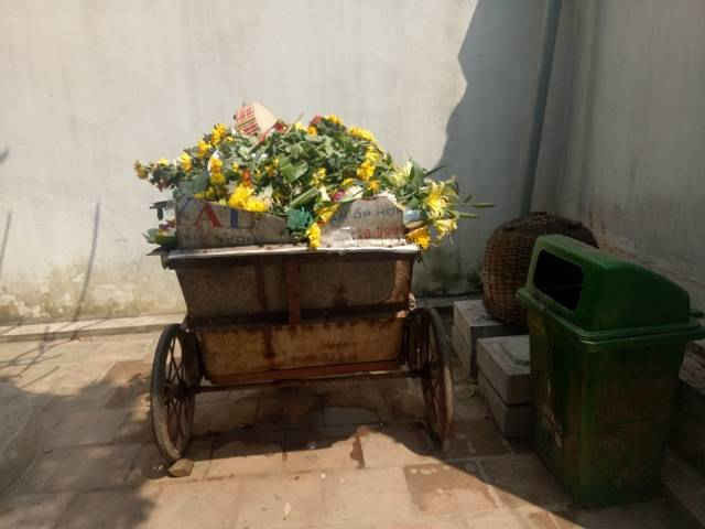 Các xe thu gom, thùng rác được đặt ở vị trí thuận tiện để người dân có thể bỏ rác dễ dàng