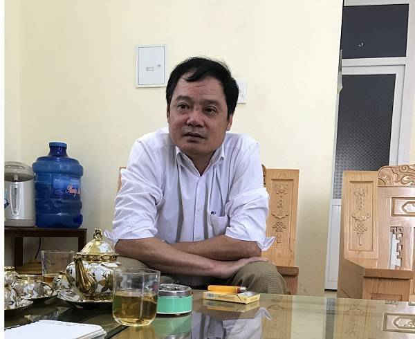 Ông Đỗ Văn Tĩnh, Chủ tịch UBND xã Định Công đang trao đổi với PV