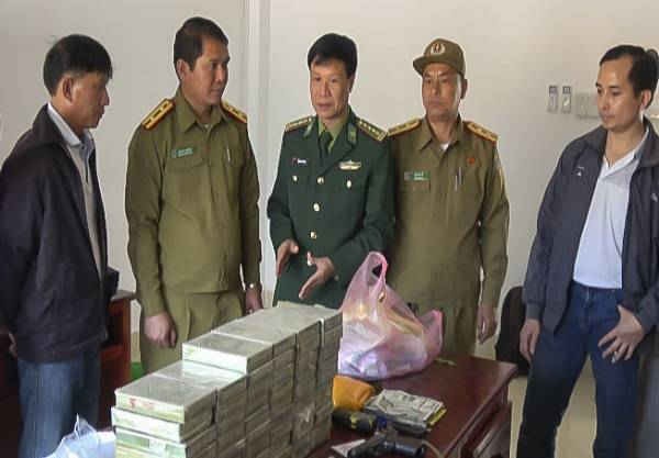 60 bánh heroin và các tang vật khác thu giữ tại cơ quan công an