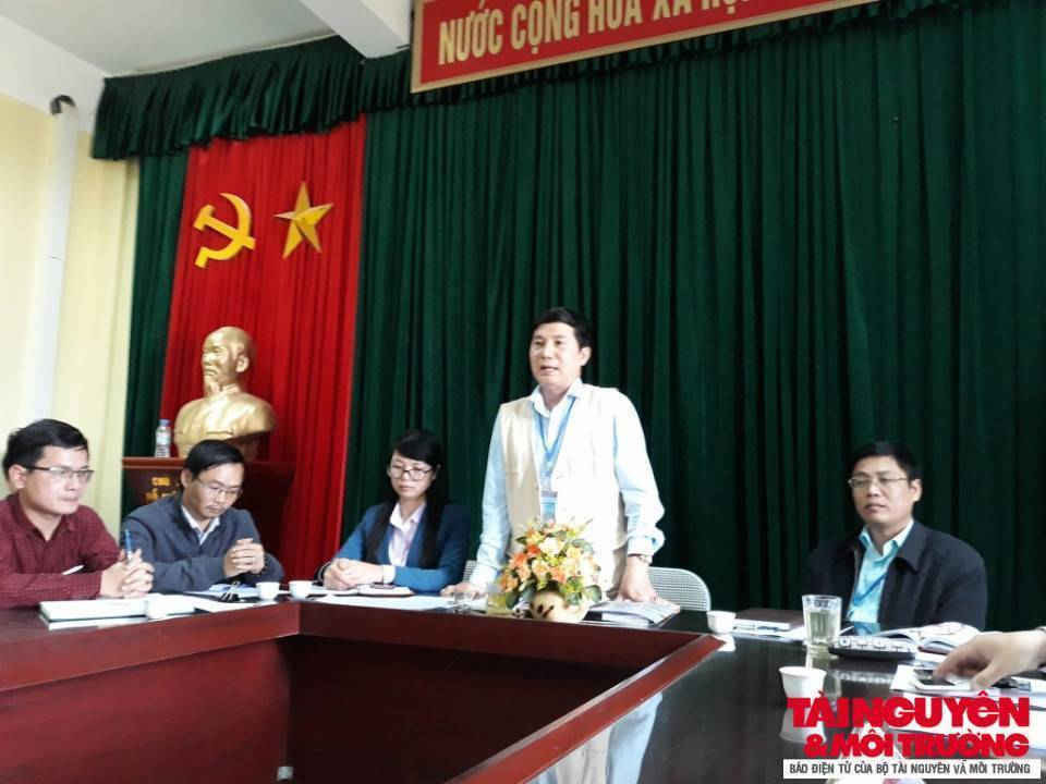 Ông Nguyễn Văn Phong (đứng) - Chủ tịch UBND xã Thanh Liệt cho rằng việc di dời mộ được làm đúng quy trình.