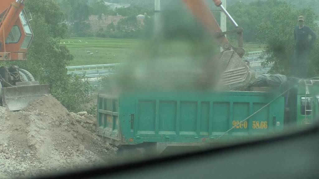 Xe tải BKS 92C-058.66 đang “ăn đất” tại bãi tập kết thuộc xã Duy Trinh, huyện Duy Xuyên