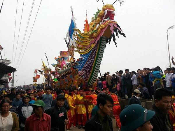 Ngư dân đang rước Long Châu (hay gọi là thuyền rồng)