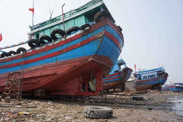 Cửa biển Lạch Bạng bị cát bồi lắng, hàng trăm tàu thuyền không thể ra khơi đánh bắt.
