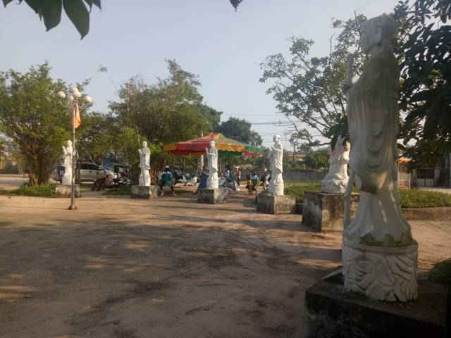 Phía ngoài cổng chùa còn có rất nhiều bức tượng phật độc đáo, nổi bật khác