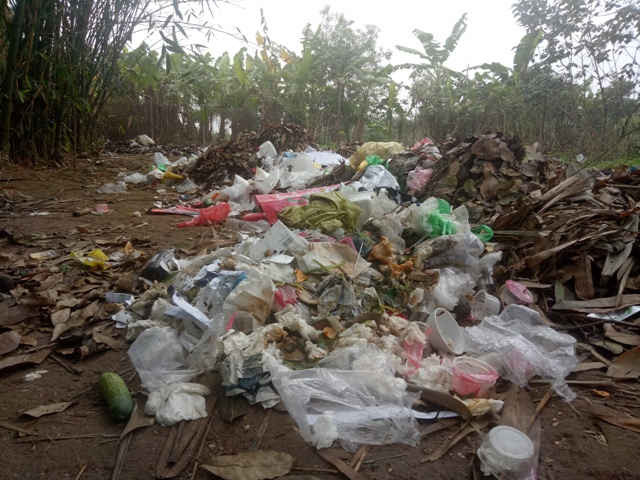 Bãi rác gây ô nhiễm nằm cuối ngõ 264 đường Âu Cơ, phường Nhật Tân, quận Tây Hồ, thành phố Hà Nội