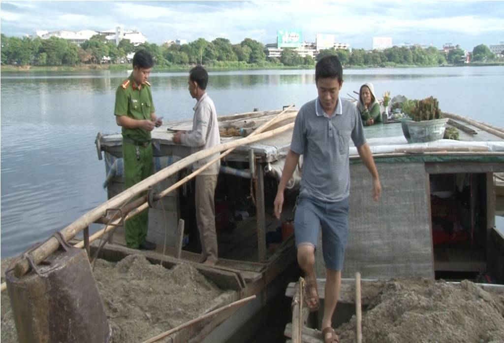 Lực lượng chức năng bắt quả tang các thuyền khai thác trái phép trên sông Hương