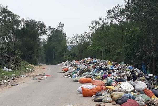 Rác thải đổ tràn lan ra đường giao thông xảy ra ở huyện Đức Thọ