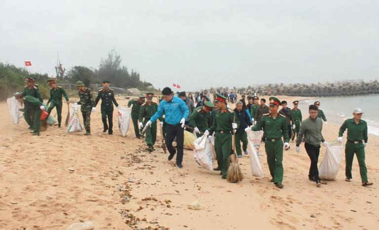 Các lực lượng thanh niên ra quân làm sạch bãi biển