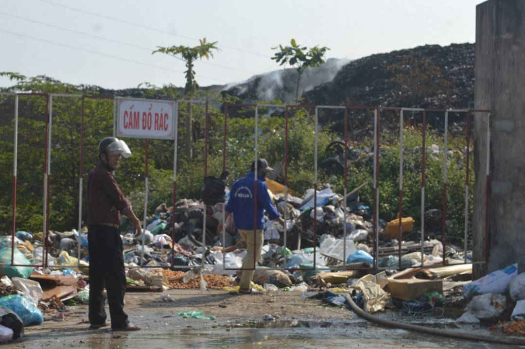 Bãi rác Cẩm Hà vẫn âm ỉ cháy sau gần nửa tháng khi người dân phát hiện