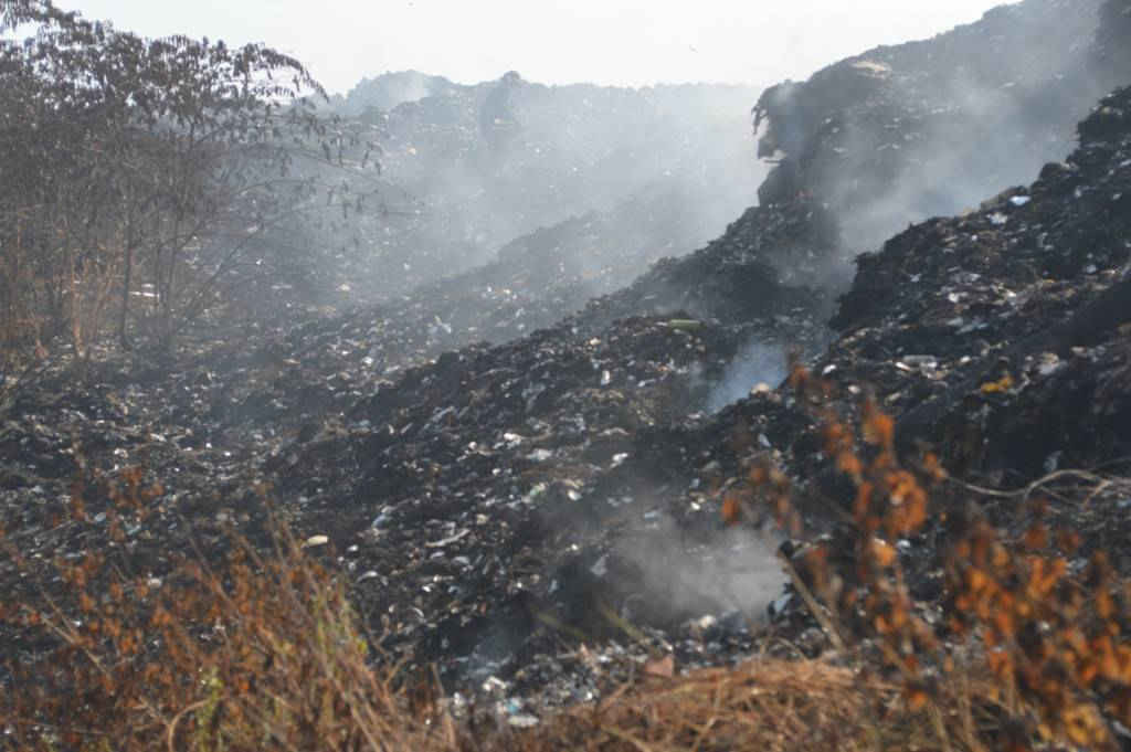 Bãi rác luôn trong tình trạng âm ỉ cháy gây ô nhiễm môi trường