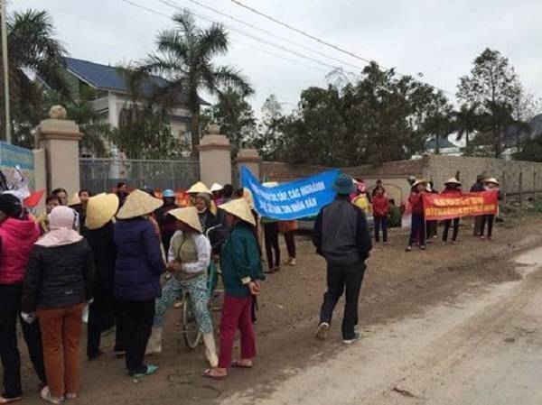 Hàng trăm người dân tập trung phản đối nhà máy phân bón Sao Nông vì ô nhiễm môi trường năm 2016