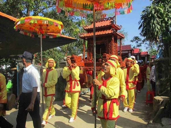 Nghi lễ được tái hiện trang trọng với hơn 100 người tham gia gồm ban tế lễ là các cụ cao niên, đội nhạc lễ, đội lân, đội cờ và 16 phu kiệu