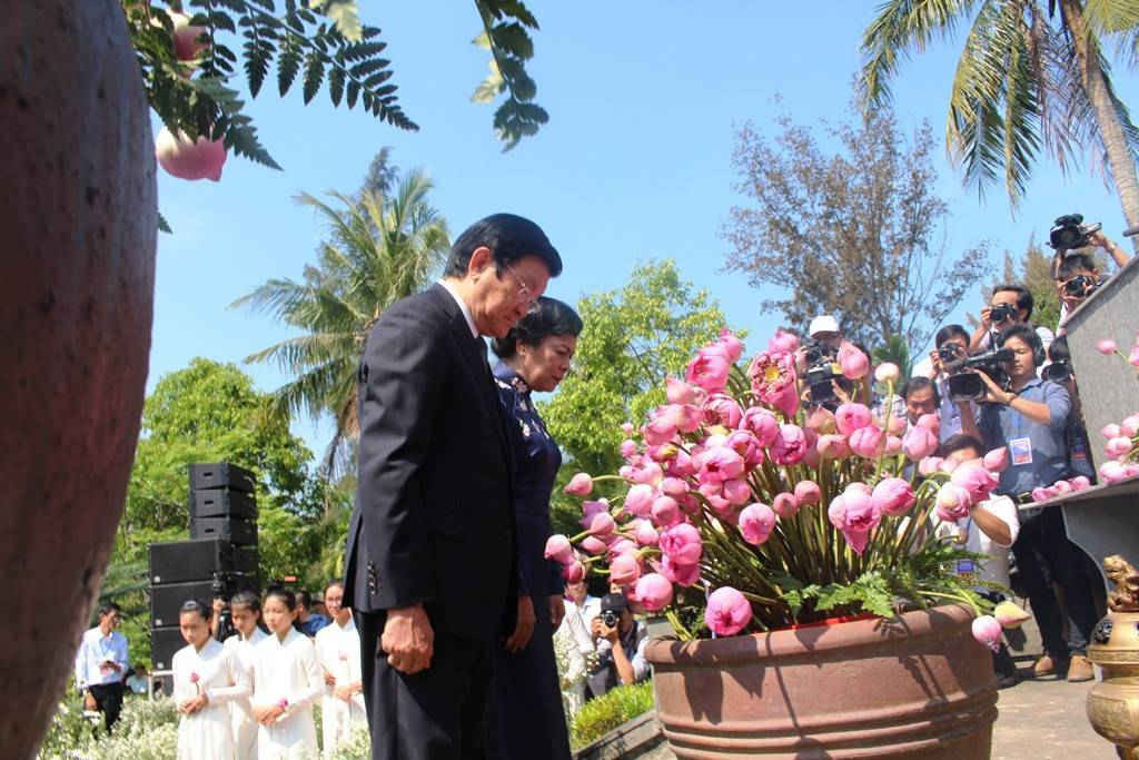 Nguyên Chủ tịch nước Trương Tấn Sang và phu nhân đặt hoa tưởng niệm