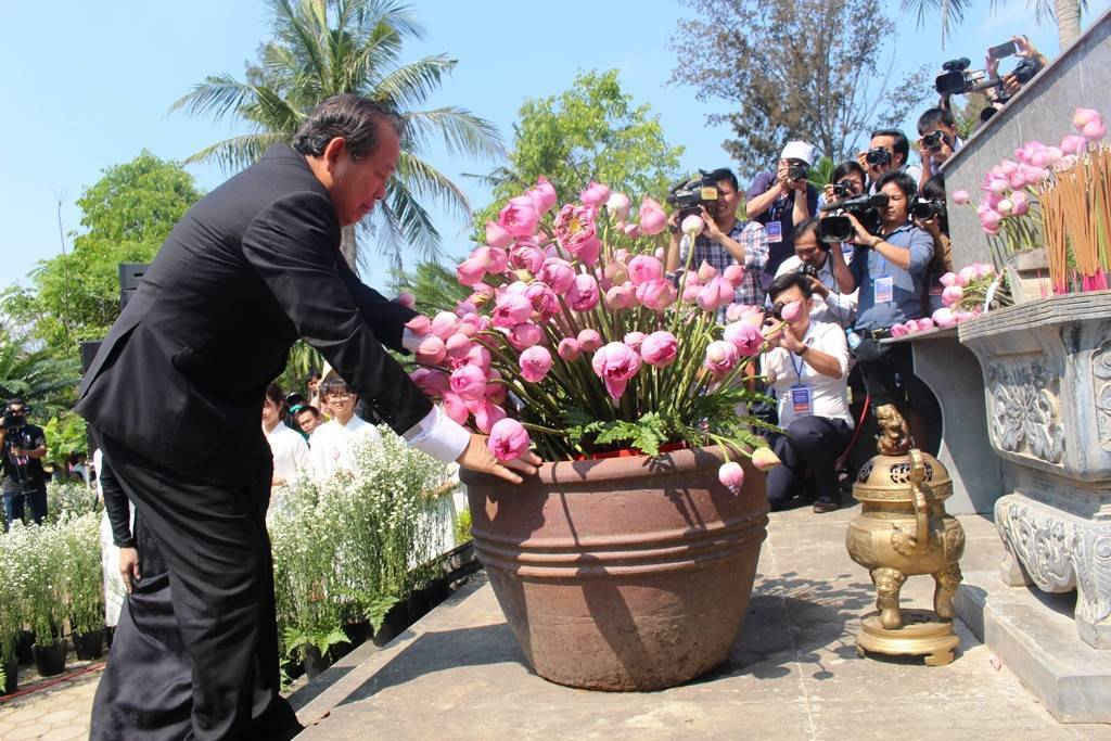 Phó Thủ tướng Thường trực Trương Hòa Bình đặt hoa tưởng niệm 504 thường dân vô tội Sơn Mỹ
