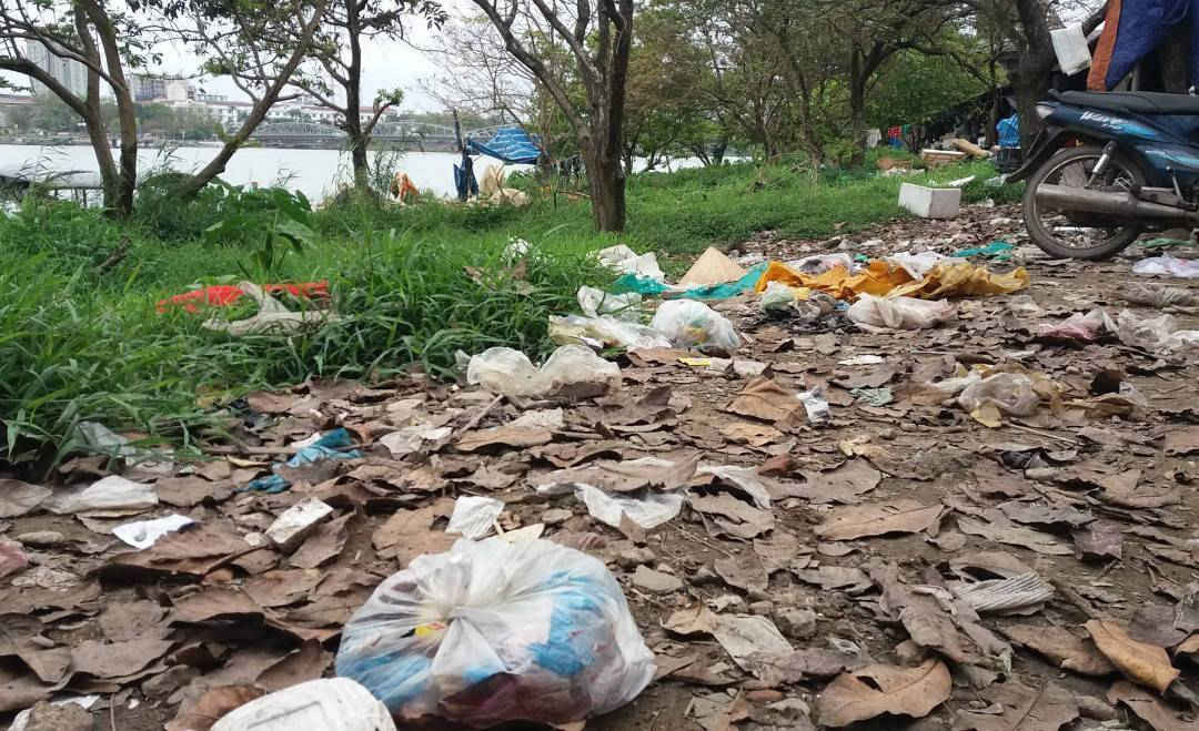 Phía sau chợ, cạnh sông Hương cũng tồn tại nhiều loại rác