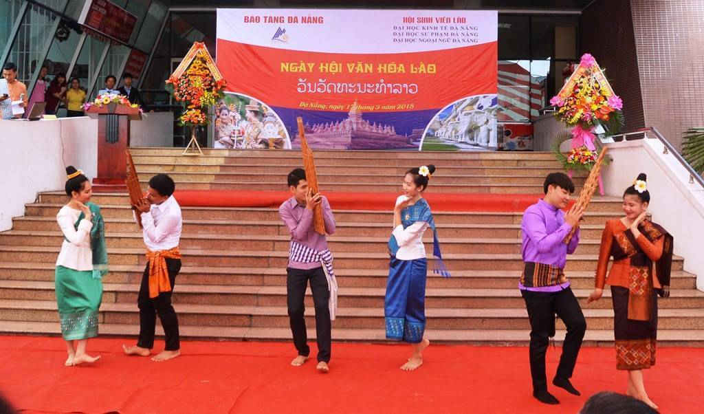Điệu múa Lăm-Vông truyền thống của Lào do các bạn sinh viên biểu diễn