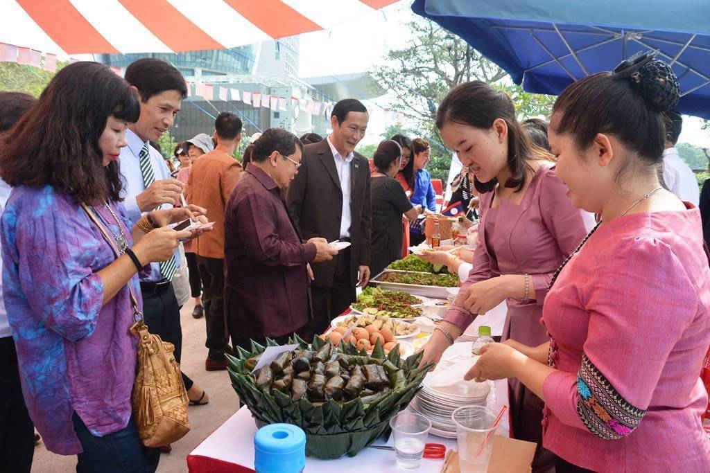 Du khách tham gia ẩm thực Lào