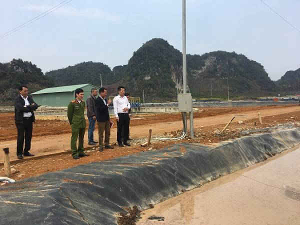 Lực lượng chức năng huyện Mai Sơn kiểm tra hệ thống xử lý nước thải tại Nhà máy 
