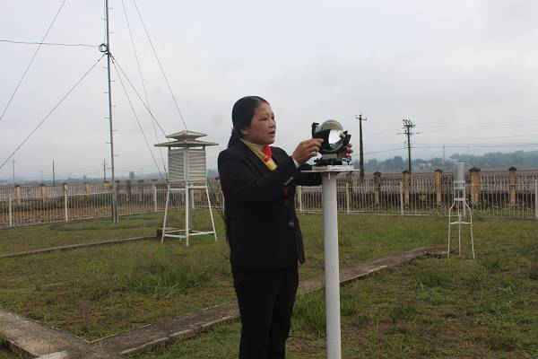 Chị Trần Thị Phương Hoa, trong giờ làm việc tại Đài khí tượng thủy văn tỉnh Điện Biên