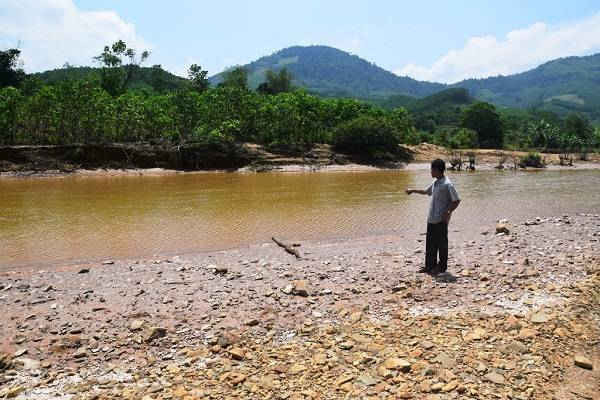 Dòng sông bị nước chứa chất thải chạy qua địa bàn xã Tam Lãnh.