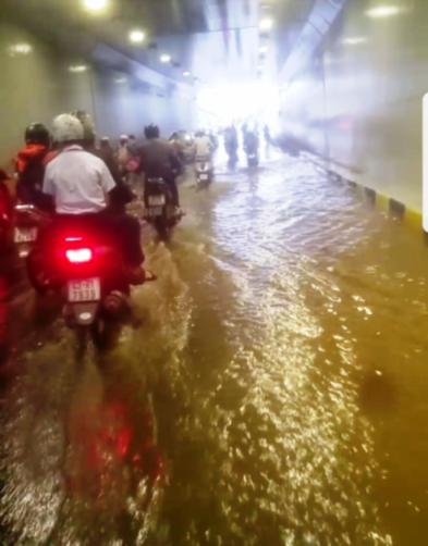 Hầm chui Điện Biên Phủ - Nguyễn Tri Phương bị ngập nặng dù trời không mưa