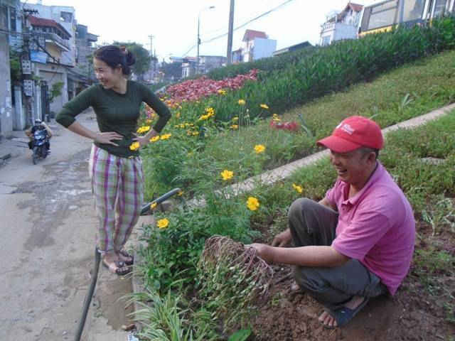 Người dân vui vẻ vì được trồng hoa làm đẹp cảnh quan môi trường nơi mình sống