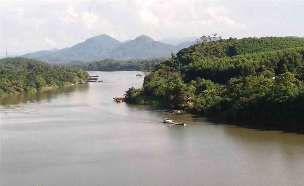 Khu vực thượng nguồn sông Hương (ảnh) chứa đựng nhiều giá trị cảnh quan văn hóa, sinh thái- lịch sử và môi trường...