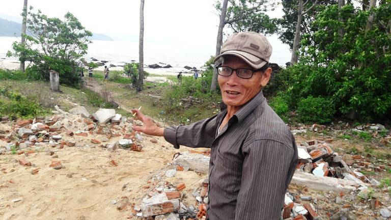 Ông Nguyễn Văn Sinh, một ngư dân làng chài Nam Ô tỏ ra tiếc nuối vì một thời gian nữa, người dân sẽ không còn được ra biển khi dự án được xây dựng