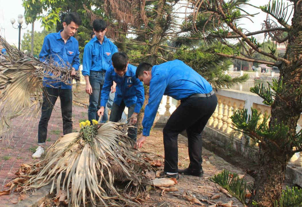 Đoàn viên thanh niên dọn vệ sinh khuôn viên hồ Phú Diễn