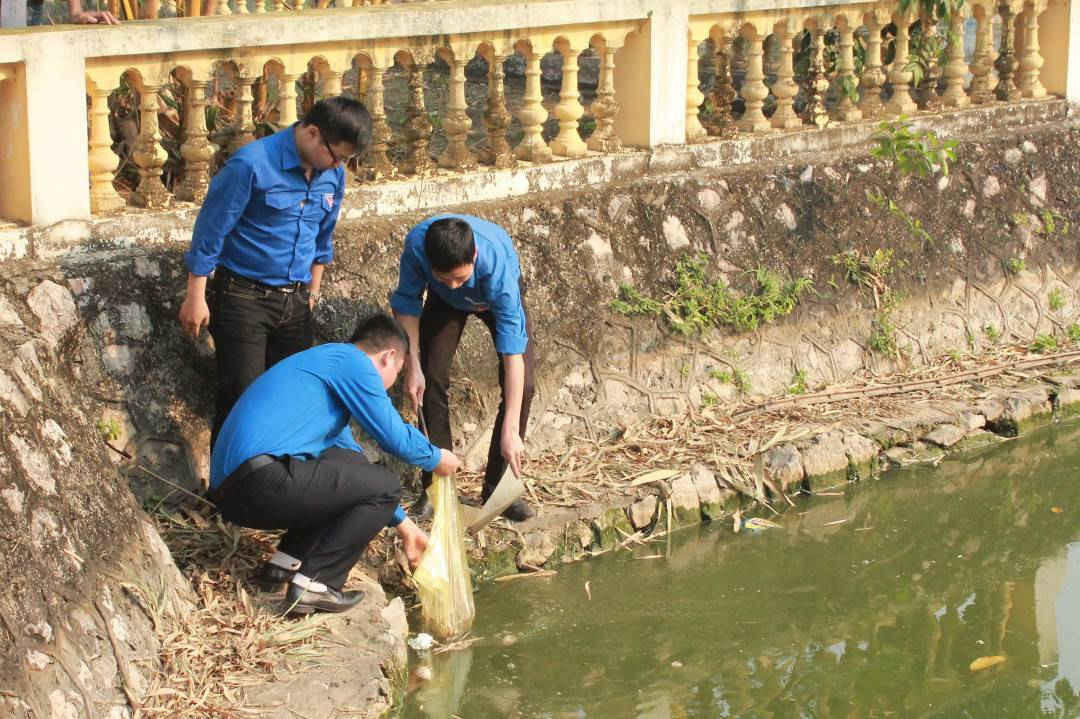 Đoàn viên thanh niên làm sạch mặt hồ Phú Diễn