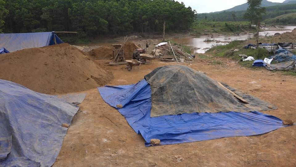Tình trạng khai thác vàng trái phép là một trong những nguyên nhân gây ô nhiễm sông Bồng Miêu