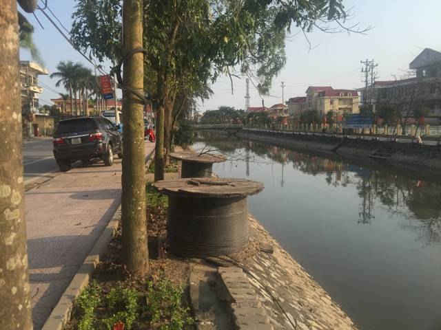  Tuyến kênh trước trụ sở cơ quan hành chính huyện Trực Ninh luôn được giữ gìn sạch sẽ