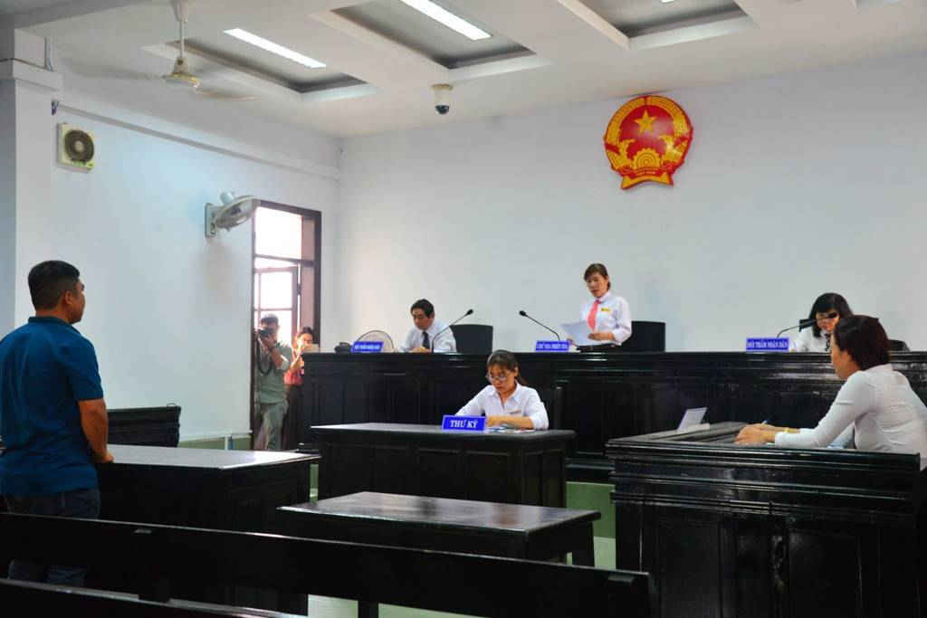 Phiên tòa xét xử vụ án “Vi phạm quy định về điều khiển phương tiện giao thông đường bộ”, xảy ra ngày 6/9/2017 tại Phước Đồng, Nha Trang, khiến nhà báo Nguyễn Đình Quân tử nạn