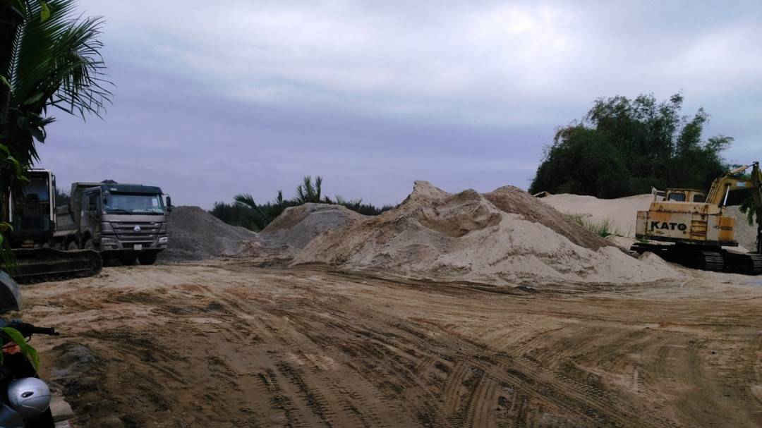 2 bến cát nằm cạnh nhau tại thôn 3, xã Cẩm Thanh,TP. Hội An (tỉnh Quảng Nam) chưa được cấp phép theo quy định của pháp luật nhưng vẫn ngang nhiên hoạt động công khai