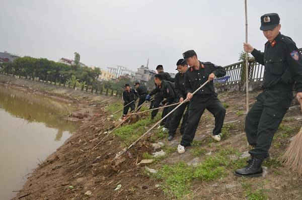 Chiến sỹ Công an tỉnh Điện Biên tham ra vớt rác bảo vệ nguồn nước trên sông Nậm Rốm