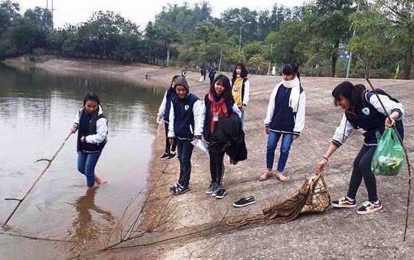 Hàng năm, ĐVTN Trường THPT Lương Thế Vinh (Điện Biên) tổ chức nhiều đợt ra quân về sinh môi trường, bảo vệ nguồn nước. Trong ảnh, các đoàn viên vớt rác trên hồ Huổi Phạ