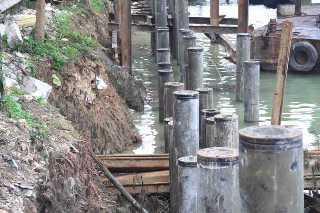 6-Cận cảnh đường đi bộ lát gỗ lim Nam Phi bên dòng Hương gây xôn xao ở Huế