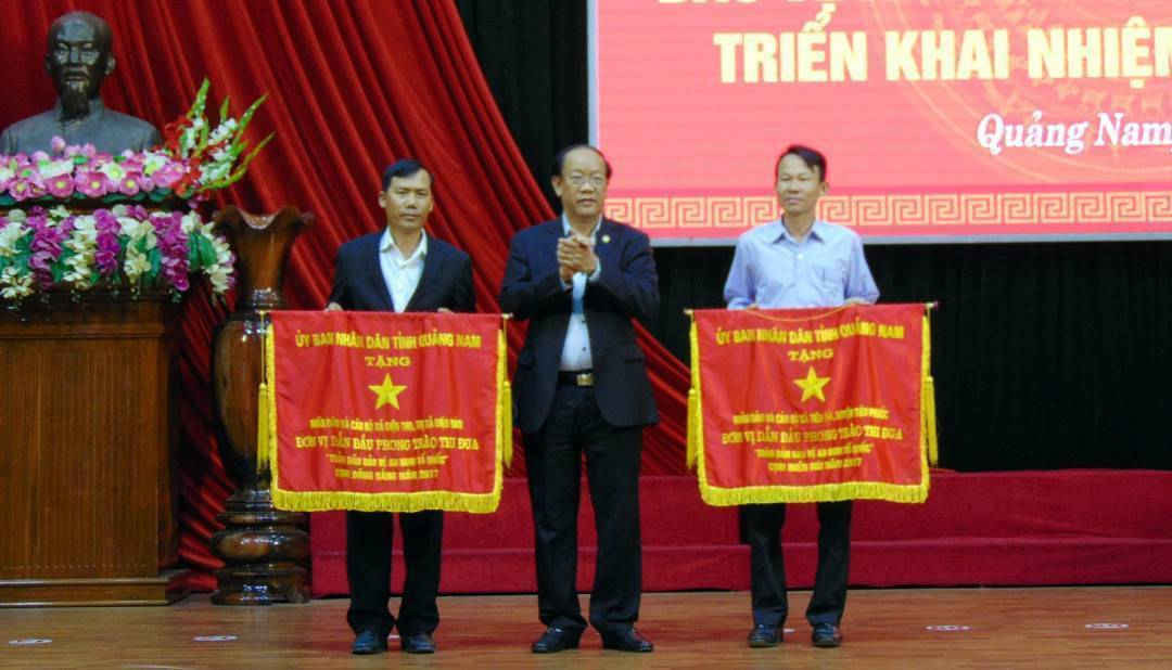 Ông Đinh Văn Thu trao Cờ thi đua của UBND tỉnh Quảng Nam cho các tập thể
