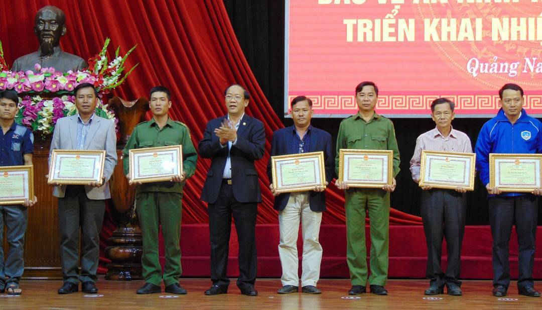 Trao Bằng khen của UBND tỉnh Quảng Nam cho các tập thể có thành tích xuất sắc trong phong trào bảo vệ an ninh Tổ quốc