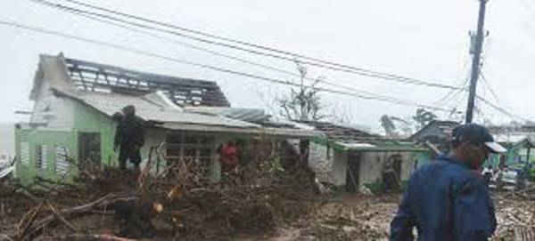 Khảo sát hậu quả của cơn bão Maria ở Dominica. Maria là một trong những cơn bão tàn phá vùng Caribe trong mùa bão năm 1977 Đại Tây Dương