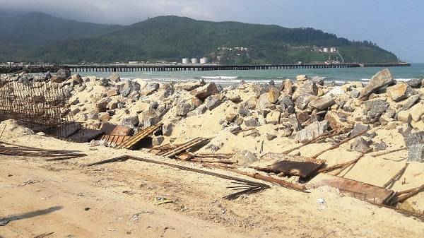 Tuyến kè biển Liên Chiểu tại khu vực Nhà máy xi măng Hải Vân vẫn đang ngổn ngang đất đá