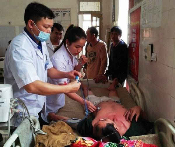 Nạn nhân mới nhất của vụ ngộ độc rượu ngâm rễ cây rừng đang được điều trị tại Trung tâm Y tế huyện Quế Phong