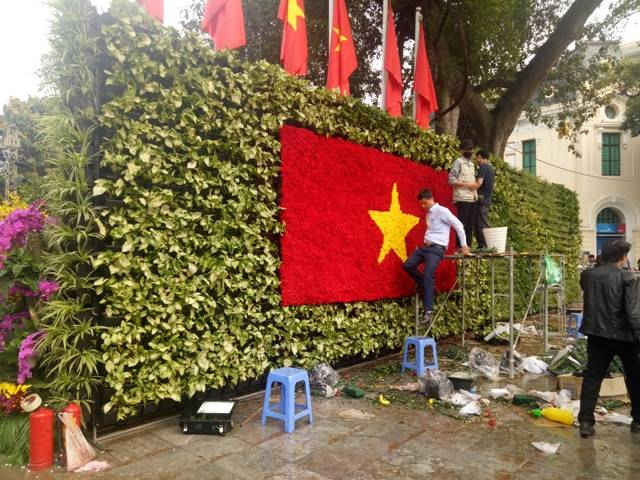 Lá quốc kỳ được kết bằng hoa của Việt Nam 