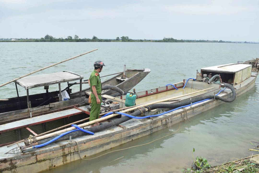 Cảnh sát môi trường đưa về bến hai thuyền khai thác cát trái phép