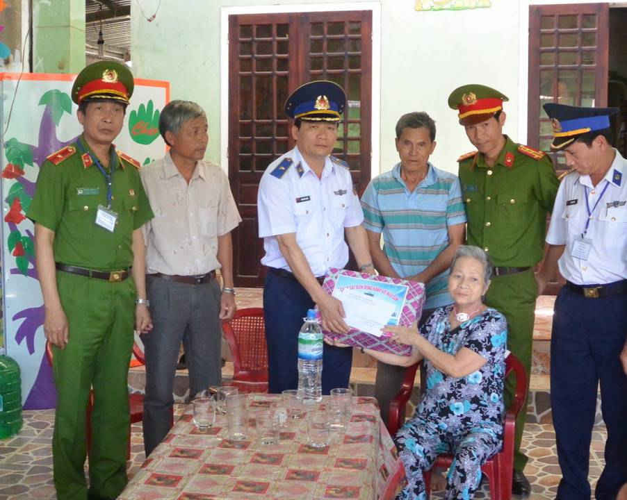 Bộ tư lệnh Cảnh sát biển thăm và tặng quà gia đình chính sách ở huyện đảo Lý Sơn