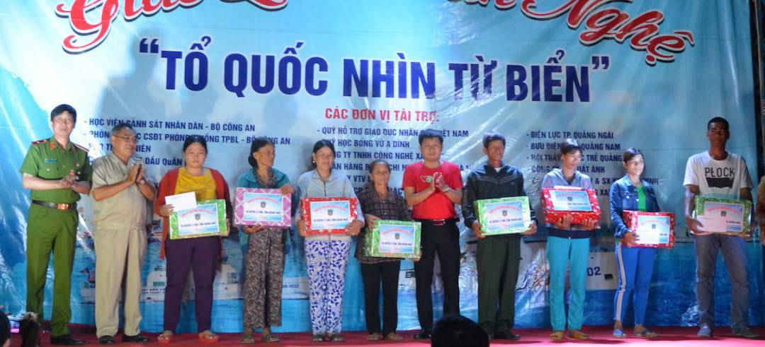 Tặng quà, hỗ trợ những ngư dân khó khăn trên địa bàn huyện đảo Lý Sơn